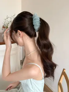 Pince banane élégante en tulle à pois vert clair pour coiffure en queue.