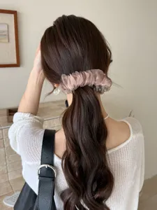 Pince à cheveux élégante en résille à pois style nuage sur une coiffure en queue de cheval