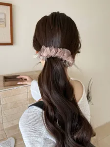 Élégante pince à cheveux banane en organza rose poudré pour queue de cheval basse chic