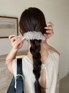Barrette banane élégante en tulle à pois sur les cheveux tressés d'une femme