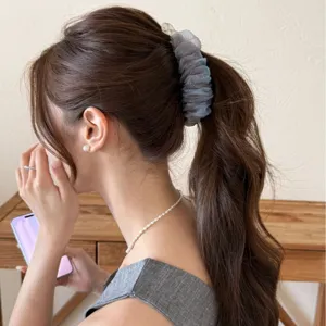 Pince à cheveux banane élégante en organza bleu-gris pour la coiffure en queue de cheval