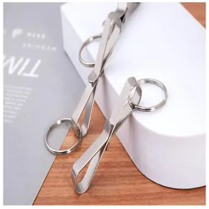 Dettaglio portachiavi in acciaio inossidabile, clip per cintura in metallo resistente e anello.