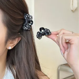 Mini mollette per capelli con fiocco a pois per lo styling di frangia e ciocche.