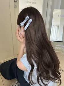 Elegante hellblaue Satinschleifen-Haarspangen im koreanischen Stil in braunem Haar