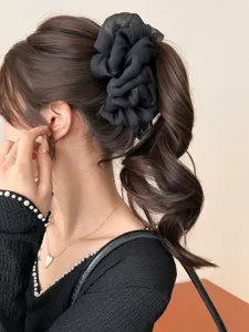 Große schwarze Haarklammer aus Chiffon am Pferdeschwanz des Models