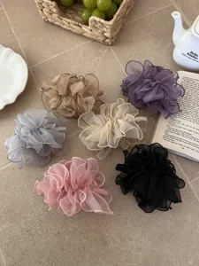 Detail van elegante haarklemmen van mesh in meerdere kleuren met zachte ruches