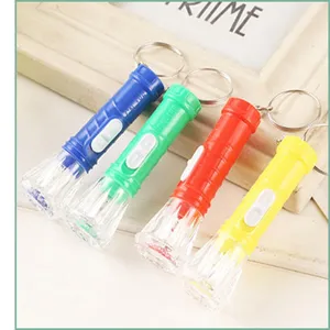 Mini torcia portachiavi LED in plastica vista di dettaglio illuminazione portatile colorata.