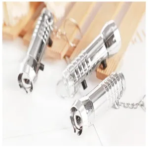 Detailaufnahme von silbernen Mini Metall Taschenlampen Schlüsselanhängern, kompaktes Design.