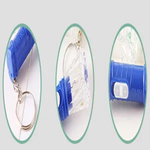Vista dettagliata del portachiavi con torcia LED in plastica portatile con anello in metallo.