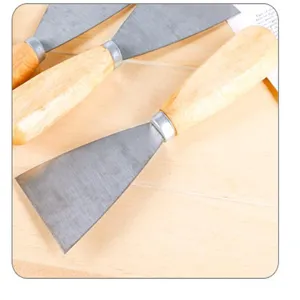 Raschietto per stuccatura con manico in legno utensile per pulizia pareti casa.