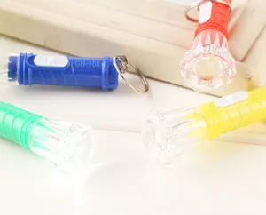 Mini torcia LED in plastica colorata con portachiavi e testa a forma di diamante.