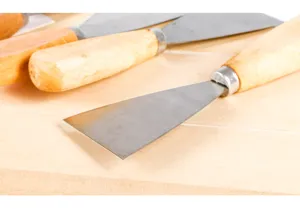 Spatola con manico in legno e lama in metallo per bricolage edilizia e ferramenta.
