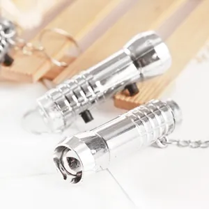 Mini Silber Metall Taschenlampe Schlüsselanhänger tragbare EDC Fackel für den Alltag.