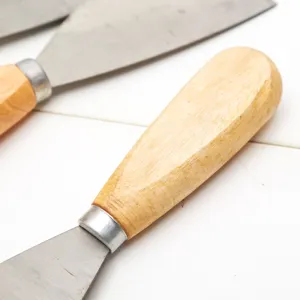 Spatola per stucco con manico in legno e lama in acciaio per lavori edili e pulizia.