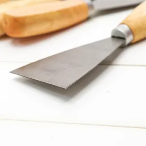 Set di spatole di alta qualita con manico in legno per edilizia e lavori di ristrutturazione.