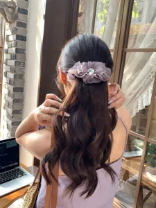 Elegante pinza de plátano con lazo plisado púrpura para peinado de coleta trasera
