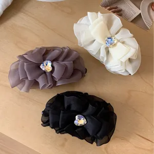 Elegante set de tres pinzas banana con lazo de organza plisada y brillantes de corazón