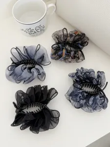 Détail de pinces à cheveux élégantes en tulle plissé de style français, divers coloris