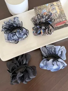 Détail montrant quatre pinces à cheveux élégantes en tulle plissé aux motifs variés