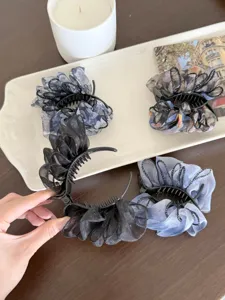 Vue détaillée d'une pince à cheveux en maille française montrant sa structure interne robuste