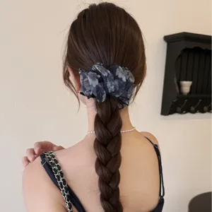 Pince à cheveux élégante en maille florale française sur cheveux tressés pour un look chic