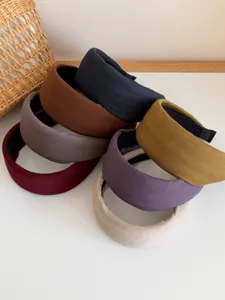 Juego de siete diademas de tela acolchadas de colores con un estilo coreano minimalista.