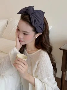 Grand bandeau à nœud gris anthracite porté par un mannequin féminin