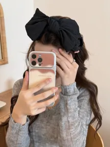 Vue rapprochée d'un grand serre-tête chic à nœud papillon noir 3D porté par un modèle