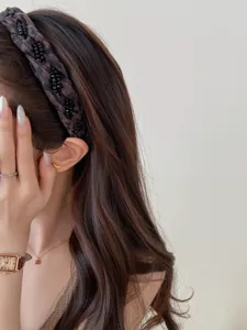 Detailansicht eines koreanischen Haarreifens mit Leopardenmuster und schwarzen Perlen auf Modell