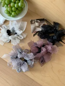 Lot de quatre chouchous en organza avec de délicats strass en plusieurs couleurs