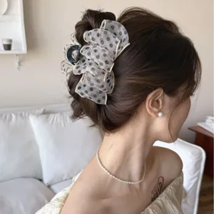 Elegante Haarklammer mit Polka-Dot-Rüschen am Modell zeigt die Hinterkopf-Frisur