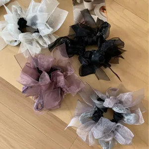 Élégant lot de quatre grands chouchous nœuds en organza avec détails en strass brillants
