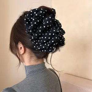 Detailansicht der Haarspange aus schwarzem Seersucker mit weißen Punkten in der Frisur