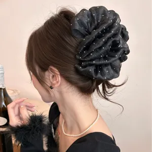 Detailansicht der eleganten schwarzen Haarklammer aus Organza mit Perlenakzenten