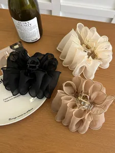 Pinces à cheveux élégantes en maille plissée noire, crème et champagne pour l'été.