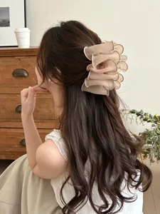 Pince à cheveux élégante en mesh beige à volants montrant une coiffure vue de dos