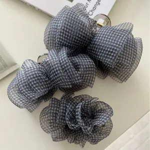 Elegantes Set aus schwarz-weißen Gingham-Seersucker-Haarklammern für Damen-Frisuren