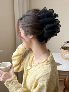 Grande pince à cheveux élégante en résille noire à volants pour chignon de femme