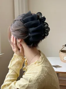Grande pince à cheveux élégante en résille noire à volants pour un chignon moderne