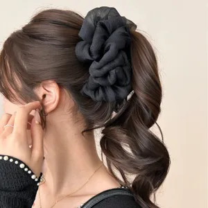 Eleganter übergroßer schwarzer Haarclip mit Rüschen für hohe Pferdeschwanz-Frisur