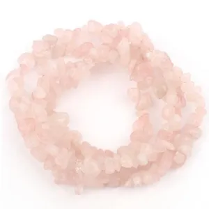 Detalle de cuentas de cuarzo rosa, piedras preciosas irregulares para joyería DIY.