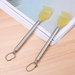 Gratte-dos télescopique en acier inoxydable avec tête en silicone et chaîne de suspension.