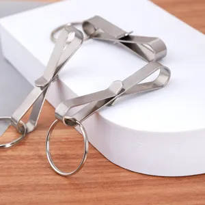Clip per chiavi da cintura in acciaio inossidabile con anello su espositore bianco per uso quotidiano.