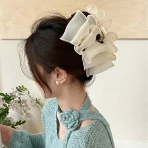 Pince à cheveux élégante en résille plissée crème pour coiffures d'été féminines.