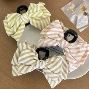 Elegante set di tre mollette per capelli a righe con fiocco in giallo, rosa e beige