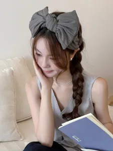 Modèle portant un grand bandeau à nœud uni pour un effet de couronne haute à la maison