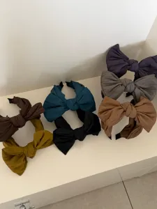 Collection de serre-têtes à gros nœuds de différentes couleurs sur fond blanc