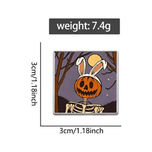 Gedetailleerde weergave van een Halloween-badge met pompoenskelet, maten en gewicht