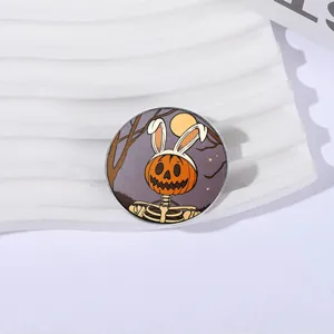 Halloween skelet pompoen emaille speld met konijnenoren op een witte achtergrond.