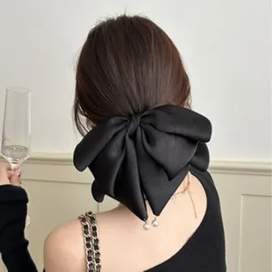 Grande pince à cheveux élégante avec nœud en satin noir et perles pour les femmes